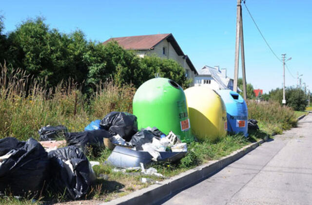 Rūšiuotojai susiduria su pilnais konteineriais