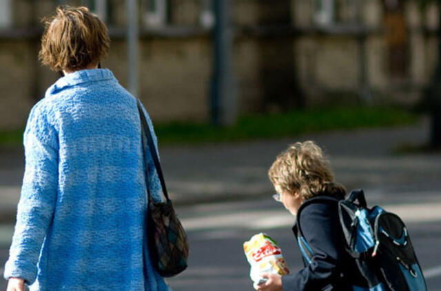 Taupydami vaikams tėvai pirmiausia galvoja kaip sukaupti lėšų jų studijoms