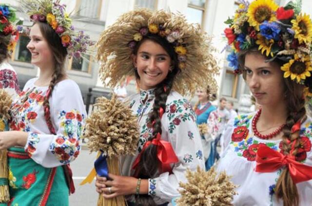 Tautiniai ukrainiečių rūbai atstoja džinsus