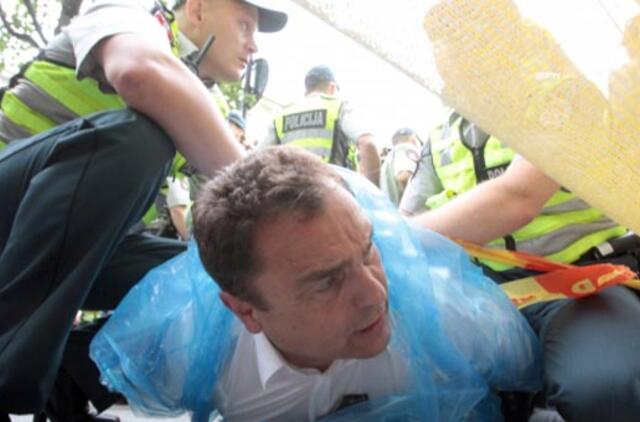 Už ką policininkai P.Gražulį paguldė veidu į grindinį?