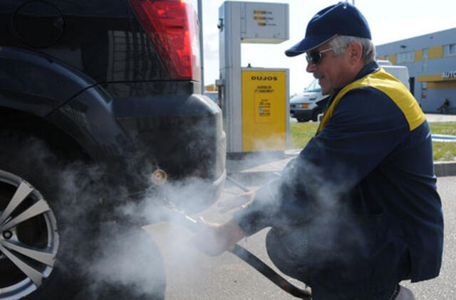 Automobilių gamintojai prisiminė dujas