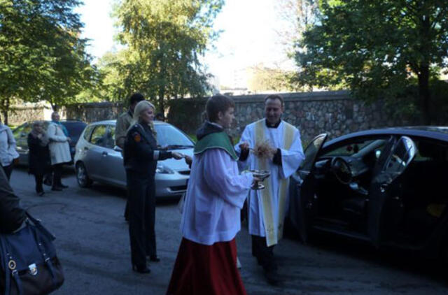 Buvo šventinamos transporto priemonės