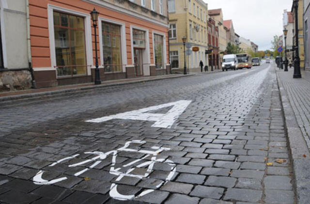 Dviračiai Tiltų gatvėje: saugiau bus negreitai