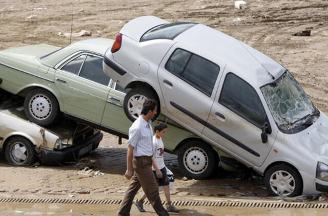 Į Lietuvą plūsta skendę, degę ir netaisomai sudaužyti automobiliai