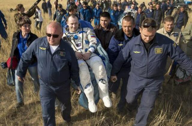 Į Žemę grįžo "Sojuz" kapsulė su trimis astronautais
