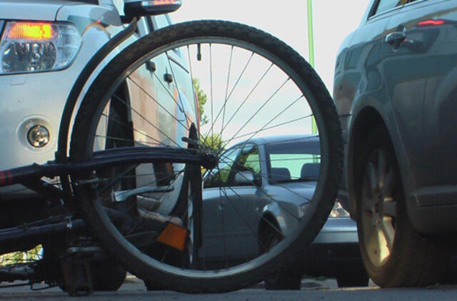 Iš partrenkto dviratininko kišenės iškrito butelis