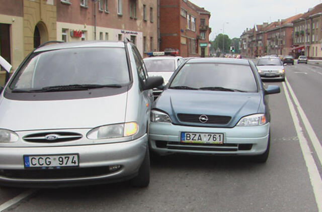 Išsigandęs "fordas" prieš išsiblaškiusį "opelį"