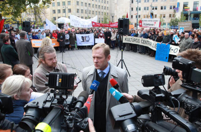 Kultūros ministras mitingavo kartu su oresnių algų reikalaujančiais pavaldiniais