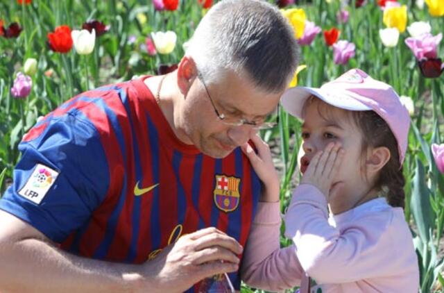 Meluoti vaikai pradeda norėdami įtikti tėvams