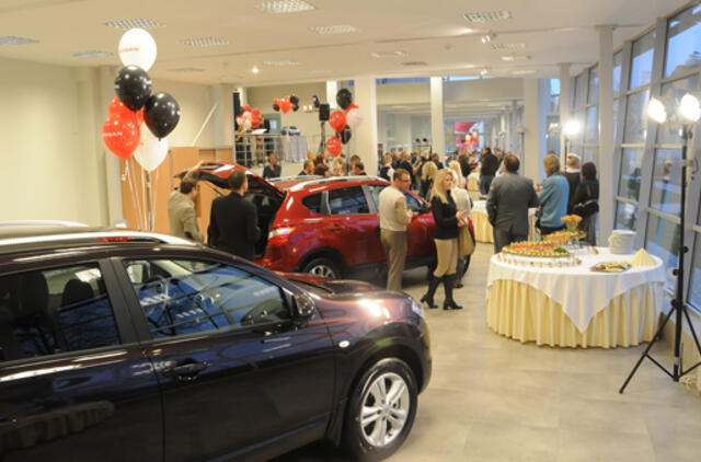Naujų automobilių pardavėjai gelbėjasi akcijomis