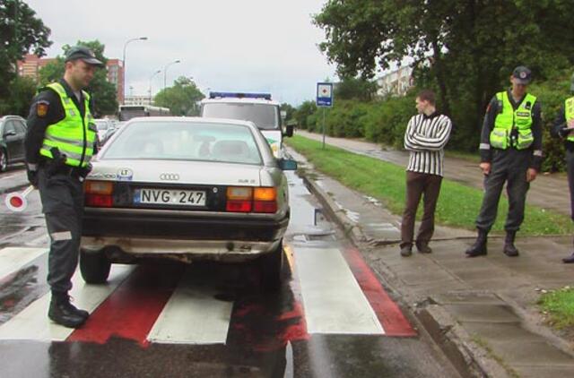 Pėsčiųjų perėjoje partrenkė motiną su vaiku