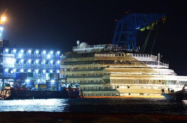 Sėkmingai ištiesintas prie Italijos krantų gulėjęs laivas "Costa Concordia"