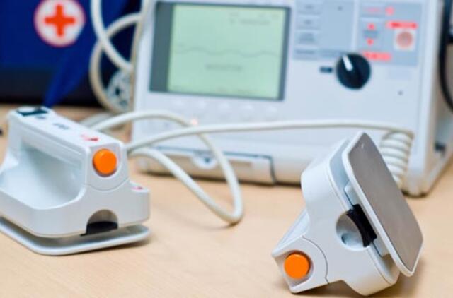 Siūloma viešose vietose įdiegti automatinius išorinius defibriliatorius