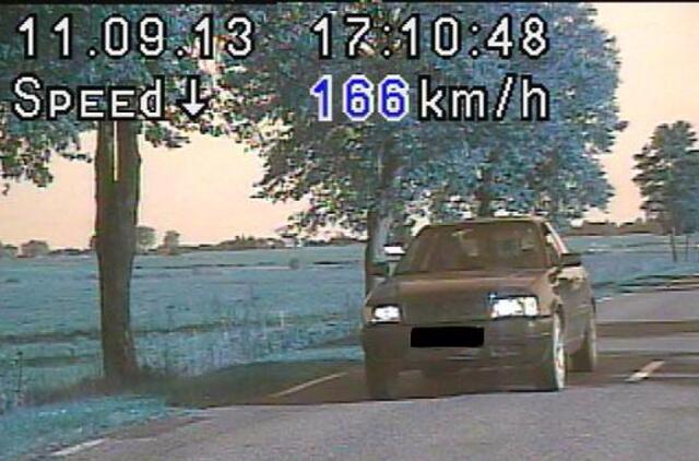 Tauragės rajone "Audi 80" lėkė 166 km/h greičiu