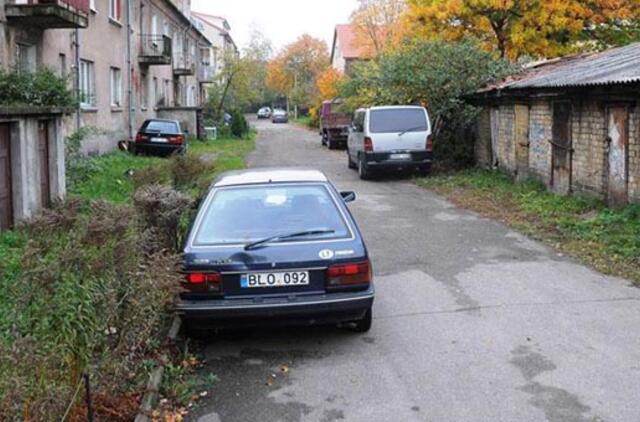 Automobilis virto kliūtimi