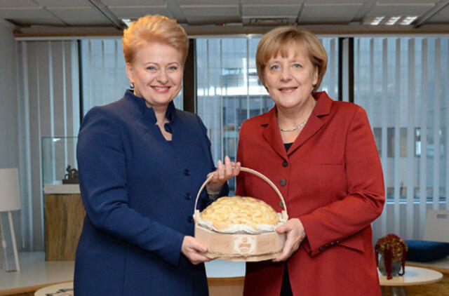 Dalia Grybauskaitė padovanojo Angelai Merkel sūrį "Džiugas"