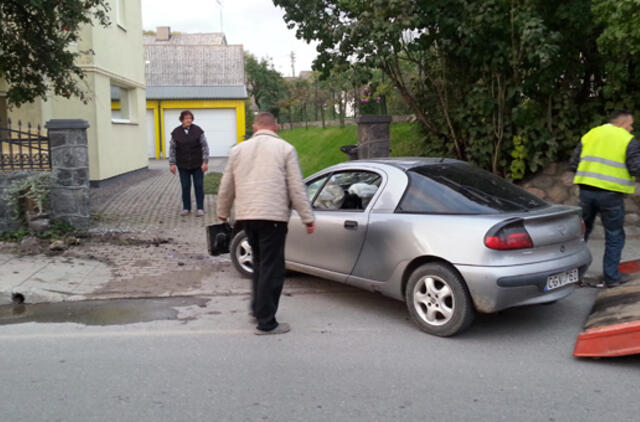 Girtas vairuotojas trenkėsi į mūrinę tvorą