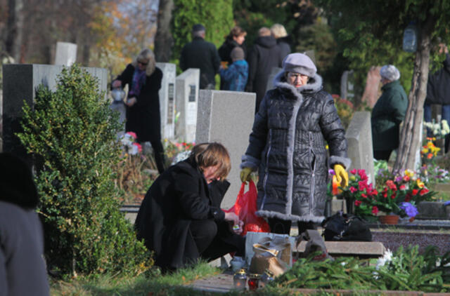 Ilgąjį Vėlinių savaitgalį netrūks lietaus