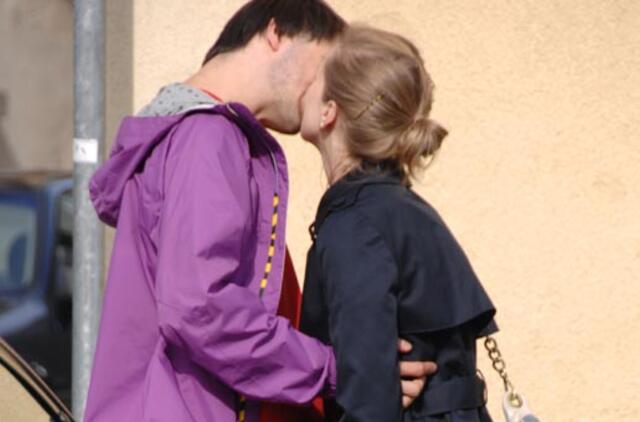 Maroke už bučinį, įamžintą nuotraukoje, suimta paauglių pora