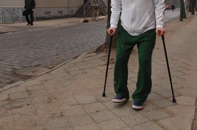 Neįgalieji laukia eilėse lovų ir vaikštynių