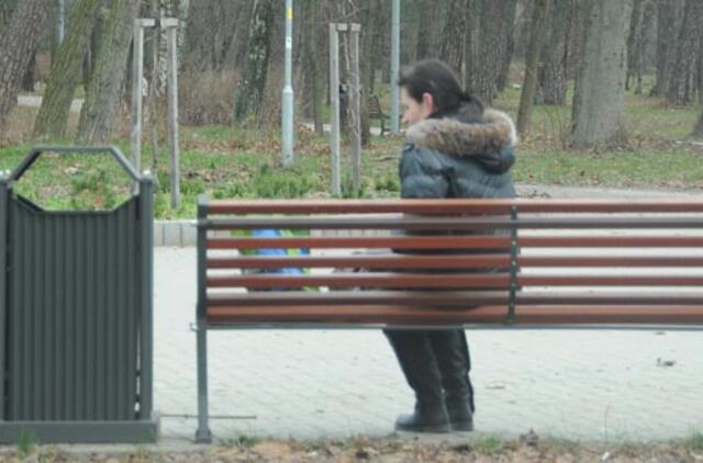 Pagrasino metaliniu strypu ir pagrobė telefoną