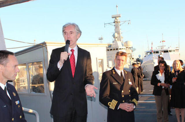 Priėmimas karo laive - šalies populiarinimas