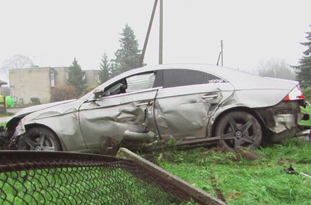 Tilvikuose ant tvoros pakibo prabangus "Mercedes"