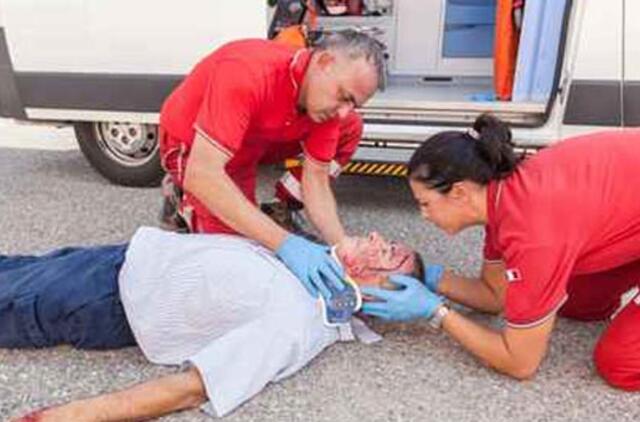 Vakarais smogia per galvą ir apiplėšia