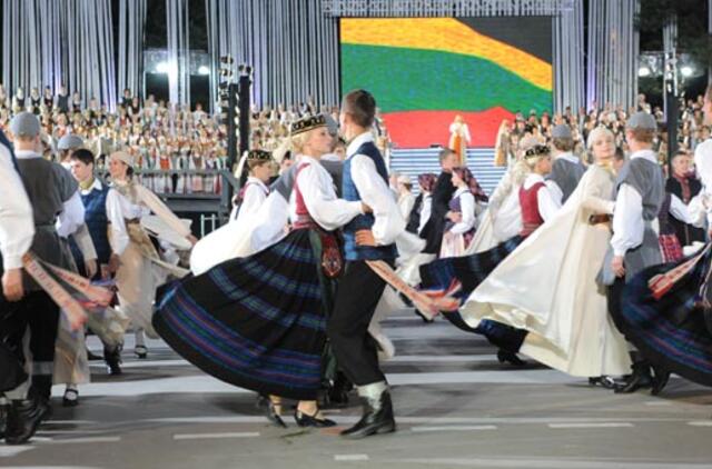 2014 metų dainų šventė: 40 tūkstančių dalyvių, teatro diena ir visame pasaulyje giedamas himnas