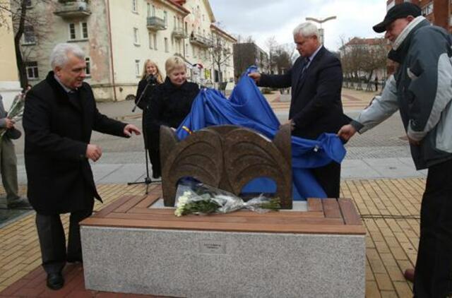 Alėjoje įsikūrė besišypsantis katinas