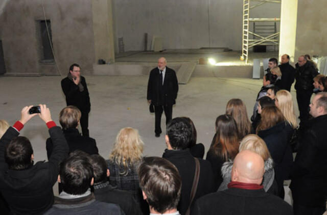 Atgimstantis teatras pamažu praveria duris miestiečiams