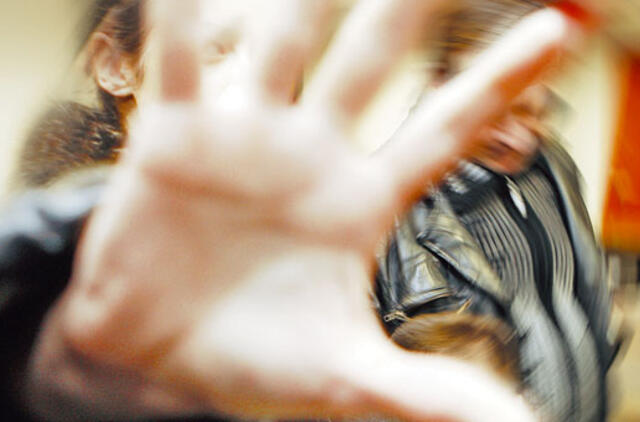 Britų paaugliai gatvėje suspardė ir apšlapino neįgalią moterį