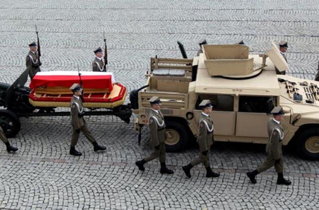 Buvęs Lenkijos premjeras Tadeušas Mazoveckis palaidotas kapinaitėse prie Varšuvos