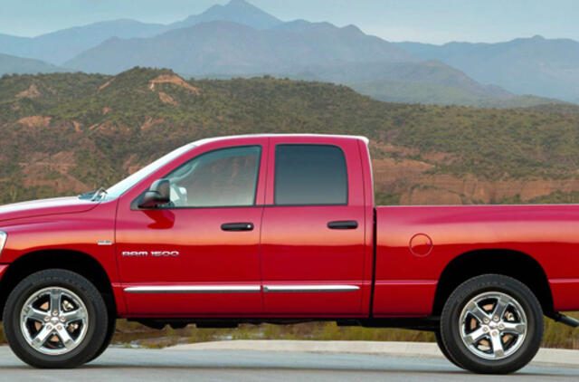 "Chrysler" dėl vairo sistemos defekto atšaukia per milijoną "Dodge Ram" pikapų