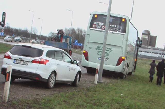 Jakų žiede - smūgis į autobuso galą