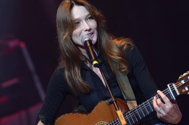 Karla Bruni Sarkozi grįžo į muzikos sceną
