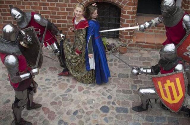 Meilė istorijai suvienija barbarus ir riterius