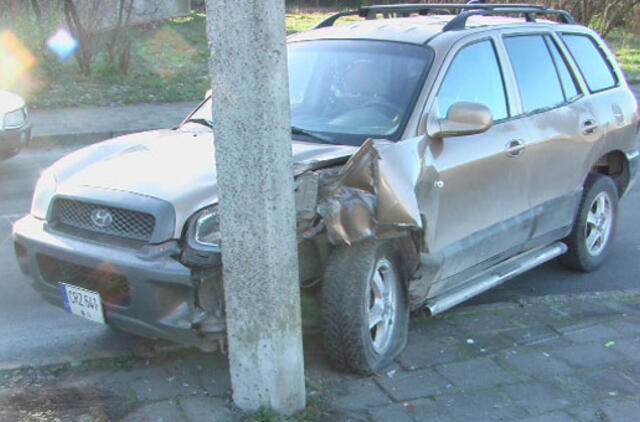 Nepatyręs vairuotojas trenkėsi į stulpą