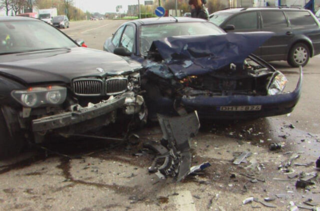 Neturintis teisės vairuoti sudaužė tris automobilius