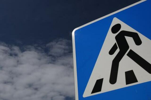 Panevėžyje automobilis partrenkė per pėsčiųjų perėją ėjusią moterį, ji mirė ligoninėje