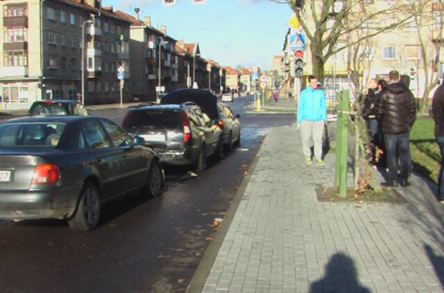 Per pusdienį aplamdyti 6 automobiliai