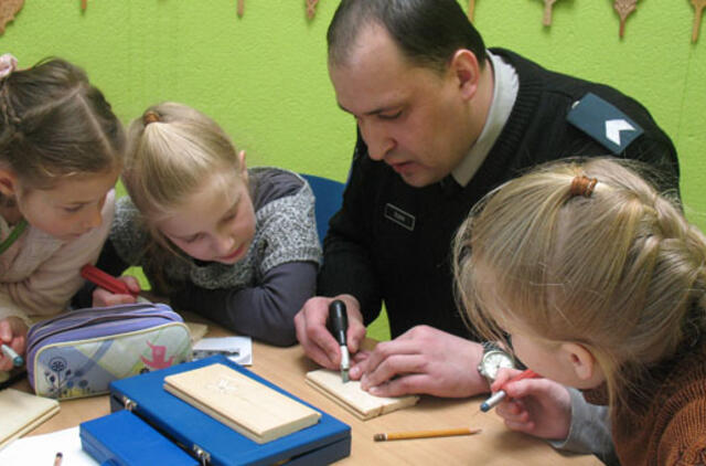 Policininkas, mokantis vaikus grožio