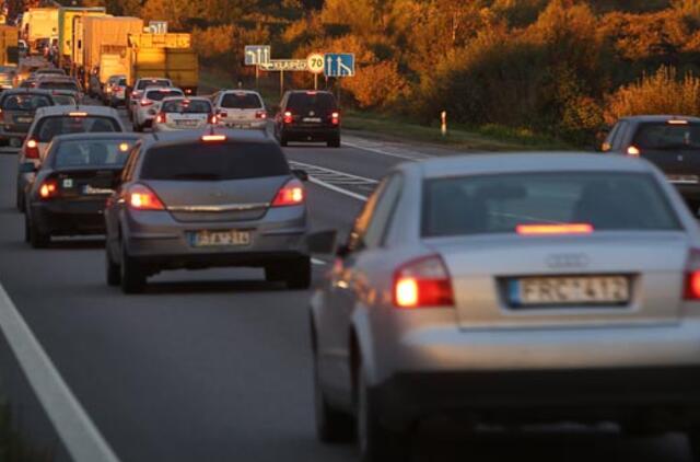 Spūstyse - 5-6 kilometrų ilgio automobilių eilės