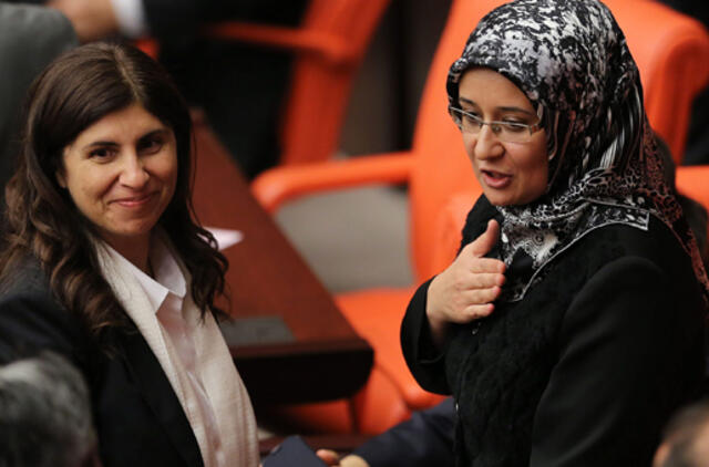 Turkija panaikino draudimą politikėms parlamente dėvėti kelnes