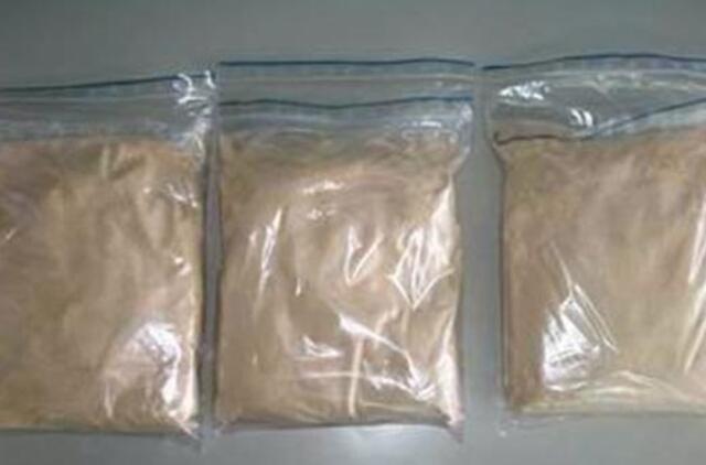 Vežėsi lankstinukus su rusvos spalvos milteliais