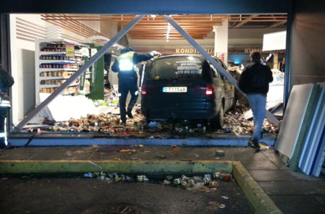 Į Kretingos "Maximą" įvažiavo automobilis