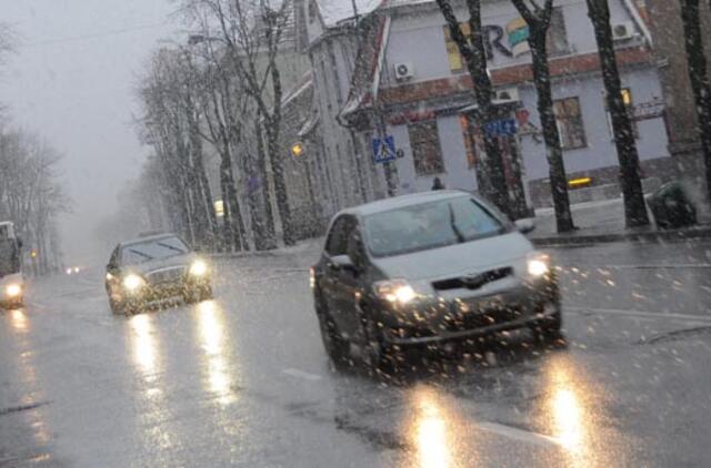 Kelių dangos daug kur slidžios, eismą sunkins pūga