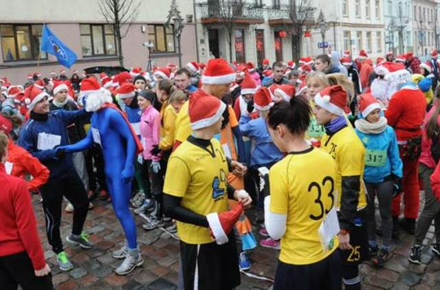 Miesto centrą užplūdo bėgantys Kalėdų Seneliai