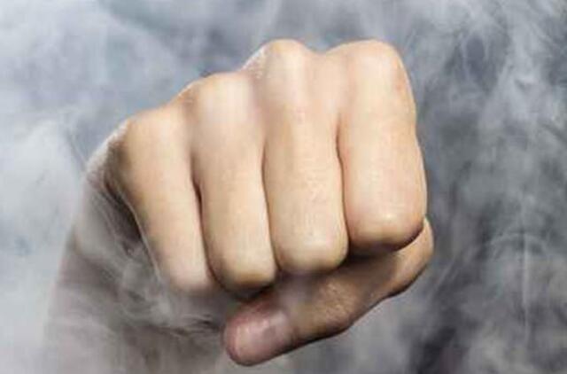 Naktis Klaipėdoje: sumušė ir atėmė piniginę