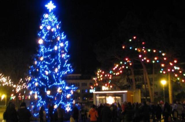 Neringoje sužibo šventiniai žiburiai ir kurorto eglė